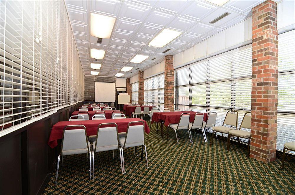 Clarion Pointe Bloomington-Normal Near I-55 And University الاعمال الصورة
